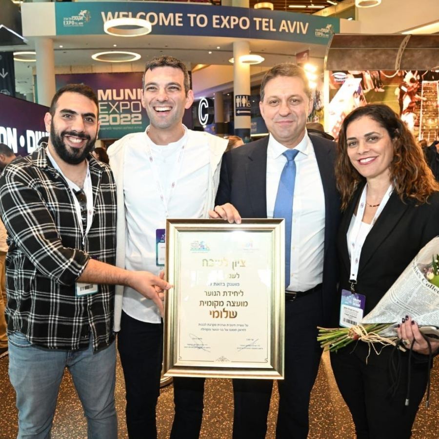 دالية الكرمل تحصل على جائزة التميز بمؤتمر